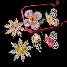 Broches étincelantes luxe lourde cubique zircone fleurs femelle femelle élégante flocon mignon beurfly costume accessoires de mariage épingles de mariage