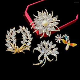 Broches Étincelant luxe cubique zircone multicouche flocon de neige broche fleur abeille Corsage élégant tempérament costume broche Bouquet accessoires