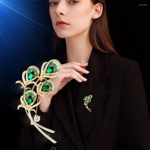 Broches Stijlvolle en luxueuze pauw veerbroche Rhinestone Emerald Bouquet Pin Wedding Party Jurk Accessoires Sieraden Geschenk