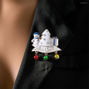 Broches TRENDY WHITE de Noël de Noël de Noël dessin animé Snowman Bell Bell For Women Men Fashion Backpack Pin Bijoux Accessoires Cadeaux