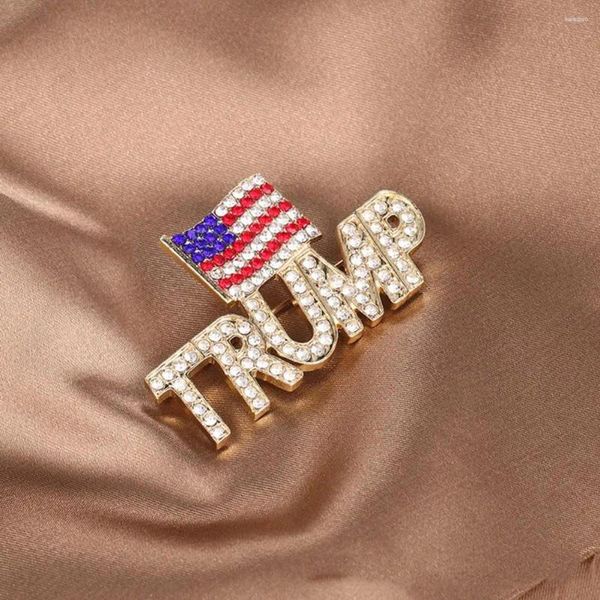 Broches Trump Flag Brooch femmes hommes accessoires de bijoux brillants pour vêtements Badges de revers créatifs amusants en acier inoxydable