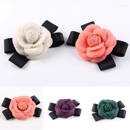 Broches Fiesta unisex Broche de flor de camelia hecho a mano Rosa Lazo negro Tela Bufanda Hebilla Pin