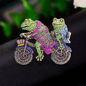 Broches Vintage industrie lourde strass grenouille cyclisme magnifiques broches pour femmes hommes rétro palais unisexe classique Badges en cristal