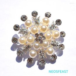 Broches Vintage bijoux Floral strass broche pour femmes flocon de neige perle broche élégant Corsage couleur argent dame robe de mariée ornements
