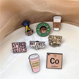 Broches Nous avons besoin d'épingles en émail de café mignonnes alimentées par la tasse glacée de revers géométrique broche drôle d'esprit ami ami