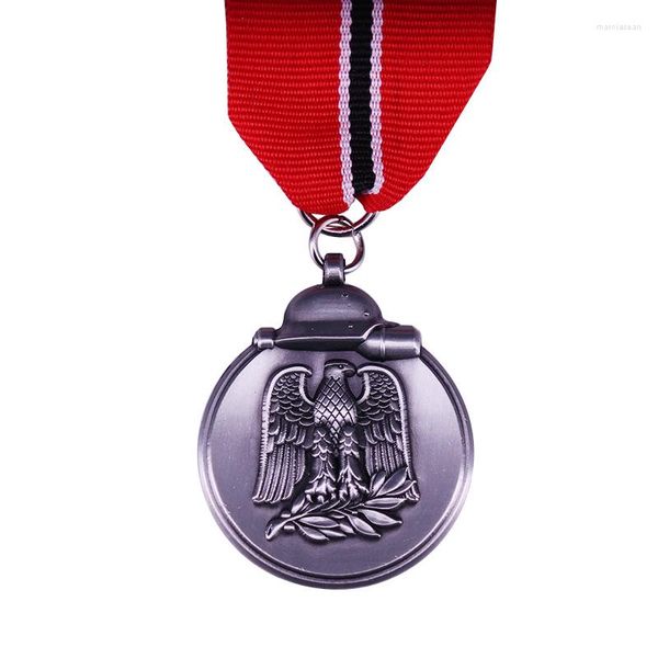 Broches Winter Battle In The East Medal 1941/42 With A Long Ribbon German Military Award Pendant la Seconde Guerre mondiale