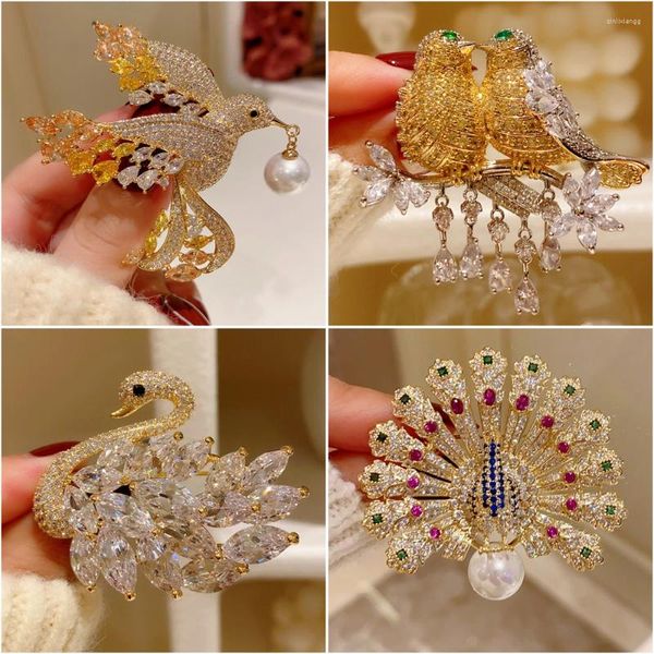 Broches de invierno Retro Pavo Real Fénix cobre alfileres de lujo repleto de circonita chapado en oro accesorios de perlas de animales regalos para mujeres