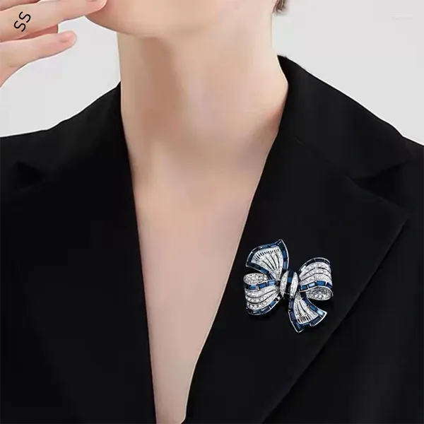 Broches femmes nobles luxe délicat arc broche cuivre en cuivre gemmes zirconupscale accessoires de costume de collier de collier blanc