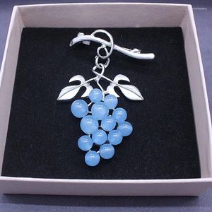 Broches para mujer, broche de uva azul claro/púrpura, joyería de fruta de piedra Natural para alfileres femeninos, venta al por mayor