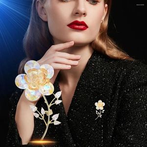 Broches luxe féminine Broche cuivre gold cristal cristal cinq feuilles folie femelle femelle joiwelry robe en métal épingles de sécurité