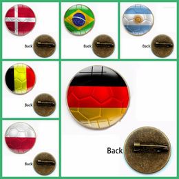 Broches World Football Game Badge Broche Houder Tas Kleding Sieraden Vlag Glas Sleutel Mannen Materiaal Festival Product