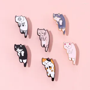 Broches XEDZ Leuke Hangende Kat Dier Emaille Broche Cartoon Kitten Pins Metalen Revers Badge Trui Aangepaste Groothandel Sieraden Accessoires