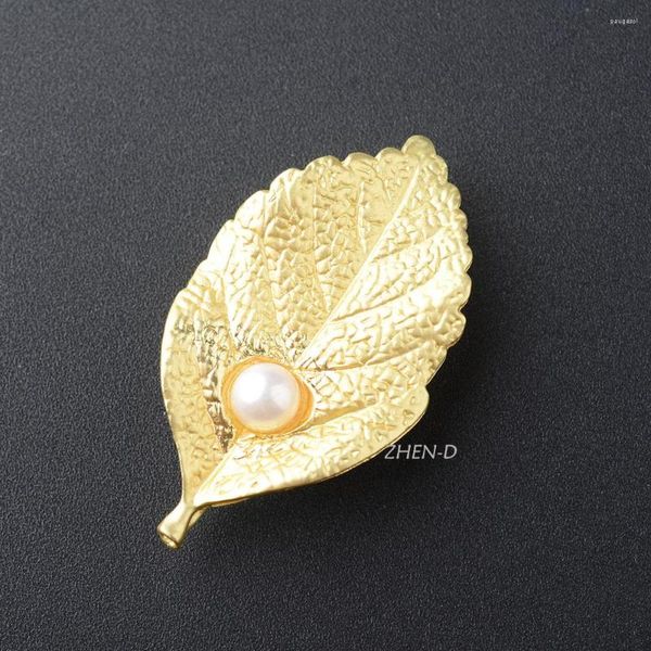 Broches ZHEN-D Bijoux Broche en forme de Feuille d'Or Véritable Perle D'eau Douce Détail Texture Élégant Cher Cadeau Parfait