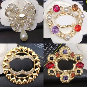 Broche épingles femmes broches or plaqué sier deigner lettres incrustation cristal perle bijoux charme broches