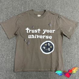 Brown Broken Planet Market Trust Your Universe Camiseta Mujeres Mujeres Puff Print Broken Planet Tee Teckline Tops Manga corta 240408