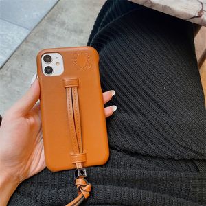 Étuis de téléphone en cuir marron, brassard de styliste pour femmes, housse pour iPhone 14 14Plus 14Pro 14ProMax 13 12 Pro Max