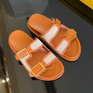 Bruine leren sandalen Lichtgele raffia Geweven metalen damesslippers met lettergesp Comfortabele platte schoenen Luxe designer strandslippers voor dames