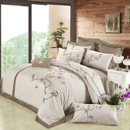 Conjuntos de ropa de cama bordados de algodón egipcio de lujo marrón Sensación de seda Queen King Size Diseñador floral Funda nórdica Juego de sábanas T200706