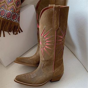 Boots bruns pointues orteil féminin d'hiver en daim occidental cow-boy brodé à talon épais cavalier-haut-hauteur 70047