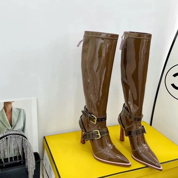 Marrón Neopreno elástico Tacones de aguja Botas altas Charol Cremallera trasera Zapatos con hebilla Dedos puntiagudos Botas hasta la rodilla Botas de diseñadores de lujo Botas de moda