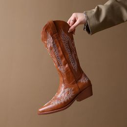 Brown Western Cowboy Cowgirl Boots Western Woman Bordado de botas largas Slip-on Fashion Ladies Tacón grueso Toe Boot para niñas zapatos de fiesta