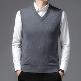 Browon Brand Mens Sweater Vest 2024 Mouwloze Solid Color Fashion Autumn Winter Vneck Collar Slim Fit Soft Sweater Men 240125