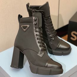 Bottines en cuir brossé et nylon Noir 1T427M Tige avec œillets et crochets émaillés Doublure en cuir logo triangle émaillé Semelle en caoutchouc Bottes mode Bottes à talons hauts