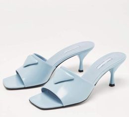 Diapositivas de tacón de cuero cepillado para mujer Zapatos de tacón alto azules Sandalias con mulas con logo Zapatos de lujo Vestido de playa con punta abierta Chanclas Sandalia de diseñador con caja
