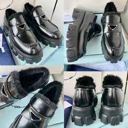 Loafers van geborsteld leer 1D246M designer loafers herinterpreteren de klassieke loafer in een modern winterdesign, benadrukt door de ronde neus en de zachte voering van schapenvacht