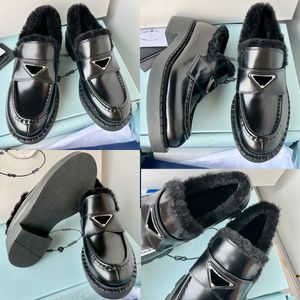 Loafers van geborsteld leer Zwart 1D246M designer loafer winterloafer platform loafers voor dames Shearling voering Bovenwerk met leren band Geëmailleerd metalen driehoekslogo