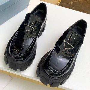 Mocassins Monolith en cuir brossé Les chaussures habillées en signature élégante réinterprètent les mocassins classiques du célèbre designer d'une manière originale et contemporaine.