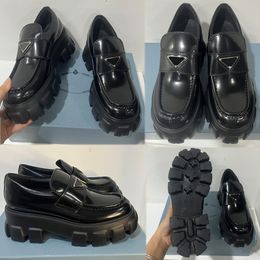 Monolith loafers van geborsteld leer Geklede schoenen ontleent zijn naam aan de dikke rubberen zool en is de belichaming van een tijdloos ontwerp dat opvalt door zijn instapper in innovatieve stijl