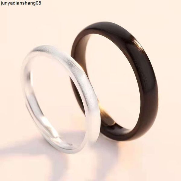 Los anillos cepillados para amantes son simples, modernos y personalizados.Hombres y mujeres pueden ajustar la apertura del anillo.Es una muestra de amor y joyería de mano.