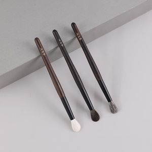 Brushes 142 Brocha de maquillaje profesional hecha a mano, brocha para mezclar sombra de ojos, brochas de maquillaje de sándalo rojo de pelo de cabra Saibikoho suave