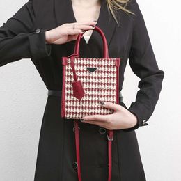 Sac seau de styliste pour femmes, sac de marque tendance, vitrine d'élégance légère de luxe sous les bras, nouveau sac à main rouge