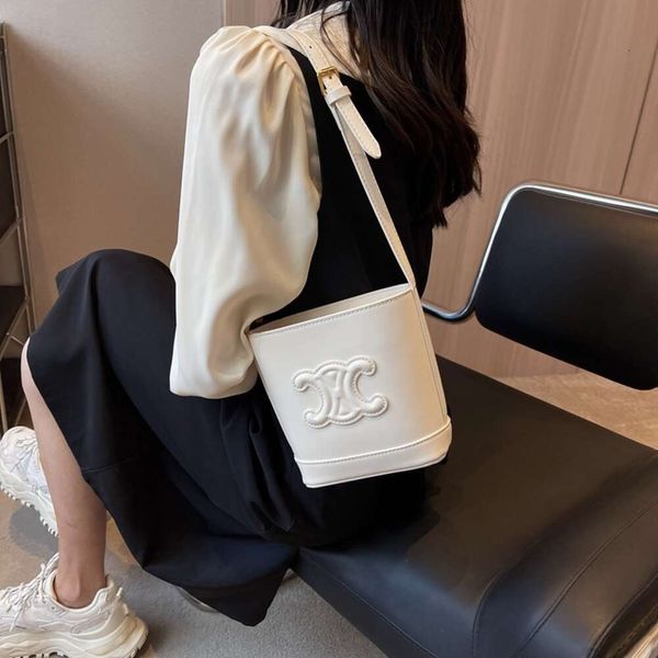 Sac seau sac messager designer cel toile seau en cuir fendu peau de vache a une belle capacité Baobao femmes vieille fleur 2023 été polyvalent INS seau Sh Z HIRX