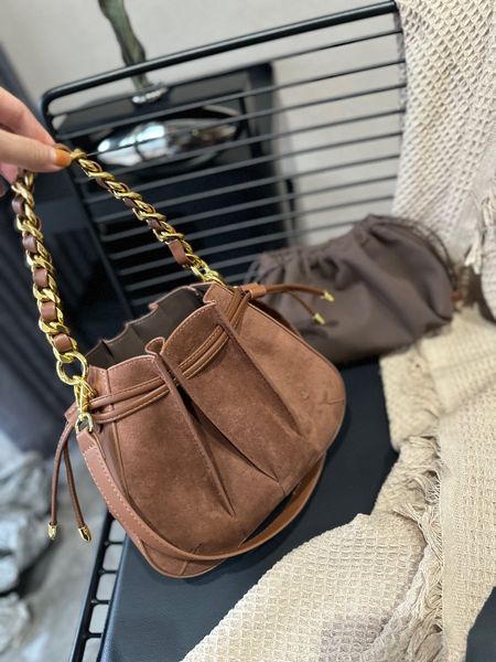 Bolso tipo cubo, sin ropa para recoger. Siéntete libre de llevarlo y salir, combinado con un abrigo para primavera y otoño.