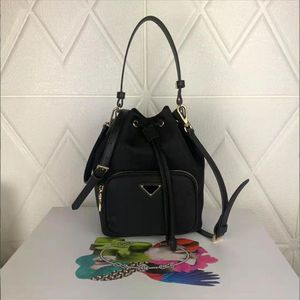 Bucket Bag Women Designer Nylon Handtas Mini Tote Small Luxurys Schouder Crossbody Bags Ladies Nano Portes272U