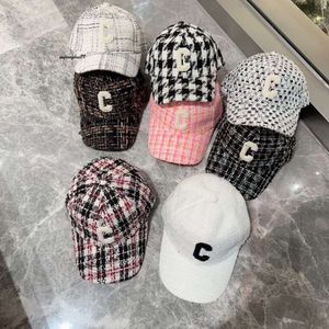 Casquettes de baseball du chapeau de seau pour femmes Nouveau visage montrant un petit toit rigide hivernal et une version coréenne élégante Triumphal Arch brodé