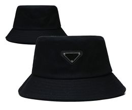chapeau de seau chapeau de designer pour hommes chapeau pour femme chapeaux de soleil casquettes de voyage sports de rue en plein air chapeaux à larges bords émail enduit logo métallique triangulaire chapeaux de seau unis