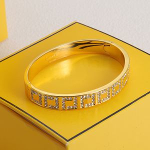 Bracelet Bracelet Bijoux de la mode pour femmes Designers Womens Gemstone Letter Alloy Bracelets Medies Body Body Bangle 2024