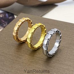 Bulgariness 24ss Fashion Bvlgarys Family Family Snake Bone Bone Light Luxury Snake Shape Par Par anillo lleno de Caderas de diamantes de Sky Stars y Fritillaria S