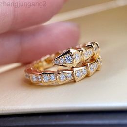 Diseñador Bulgariness Bvlgarys Anillo de serpiente pequeño chapado en oro con diseño de nicho de diamantes de lujo ligero Anillo de dedo índice de hueso de serpiente con boca de diamante a la moda para mujer