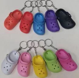 Precio a granel Mini zapatillas llavero colgante accesorios agujero zapatos bolsa llaveros joyería mochila llavero regalo