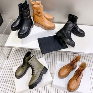 BULKY VETTERLAARS MET STUDDED OUTSOLE IN SHINY BULL BLACK triomphe boot Vintage Britse stijl Martin Boots Herfst Winter Zachte leren laarzen Mode Motorlaars