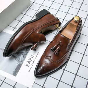 Bullock mocassins hommes chaussures couleur unie PU bout pointu sculpté gland une pédale classique affaires décontracté fête de mariage quotidien AD256