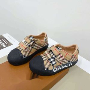 Burberyitys Shell Childrens Letter Fashion geruite hoofdbordschoenen Fashion Style Comfortabele en casual loopschoenen voor jongens en meisjes