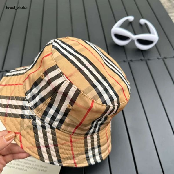 Burbreries Designer Classic Fisherman Hat Hommes et Femmes Plaid Burbrery la Tendance Sun Block Basin Cap Luxe Mode Femmes et Hommes Hiver Blanc Fox Chapeaux 53