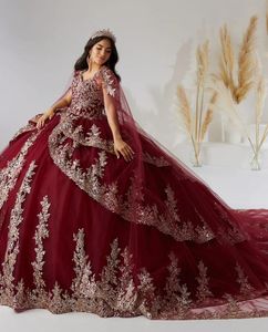 Robes de Quinceanera princesse bordeaux et or avec longue cape en dentelle métallique appliques bal doux 15 robe xv anos rojo