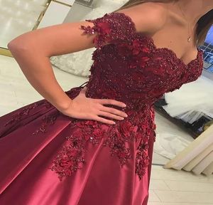 Robes de bal bordeaux Robe de bal sans bretelles OfftheShoulder Longue robe de soirée avec applique robe de soirée en dentelle en satin8733247